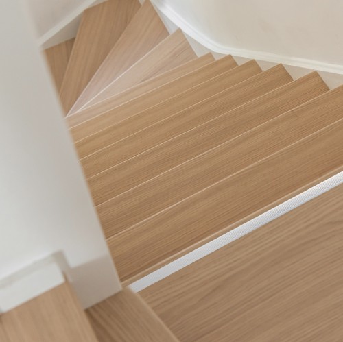 photo d'un escalier en bois rénové dans un style moderne